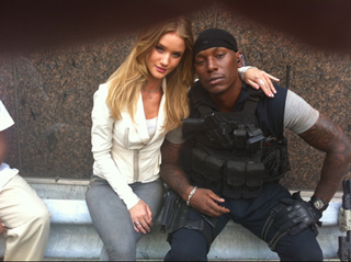 Illustration for article titled Transformers 3 Set Pics